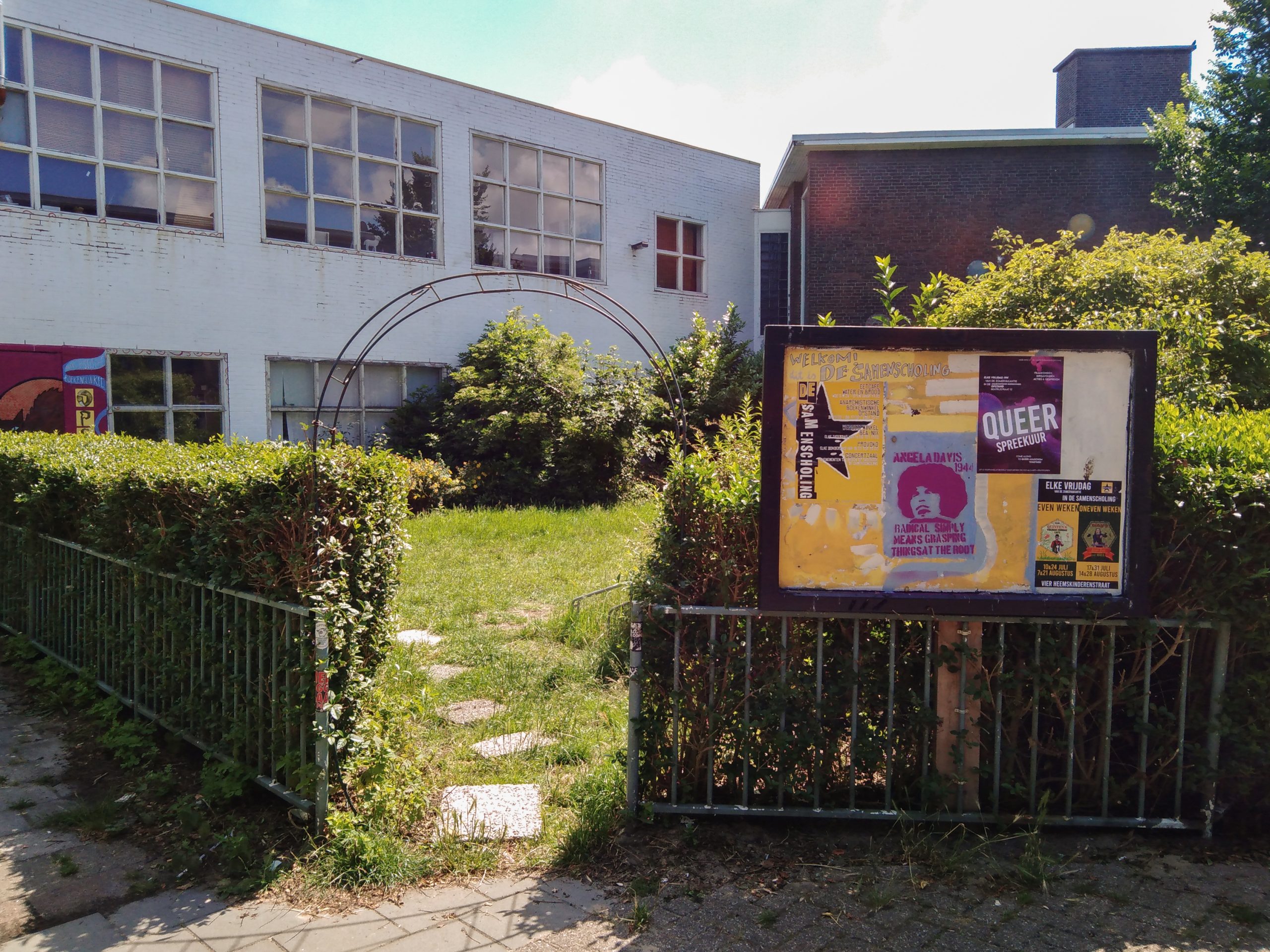 de samenscholing van buiten in zonlicht